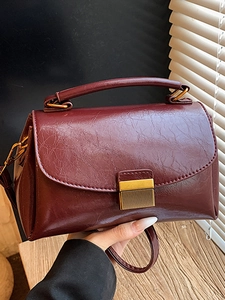 Petit sac à main carré rétro bordeaux en cuir ciré avec fermoir doré et bandoulière