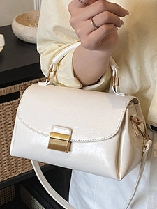 Sac bandoulière vintage en similicuir crème avec serrure dorée élégante et poignée chic