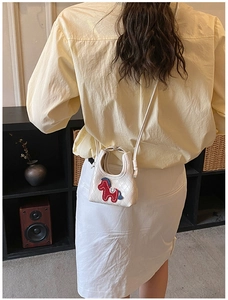 Détail d'un mini sac bandoulière blanc matelassé avec broderie de patch cheval coloré