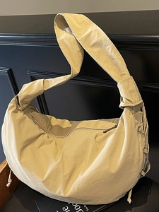 Sac à Épaule Ravioli en Tissu Grande Capacité pour Femme Moderne Minimaliste Sac Bandoulière en Nylon Large Bandoulière Commuter Hobo Bag