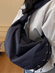 Grand sac besace bleu foncé avec bandoulière nouée élégante pour le quotidien