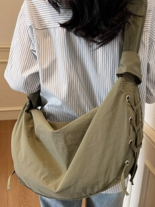 Grand sac bandoulière vert olive forme demi-lune avec détails de cordon sur le côté