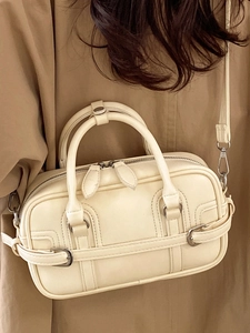 Sac bowling chic en cuir crème avec bandoulière et boucles argentées pour femme