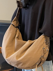 Sac à bandoulière en nylon beige de grande capacité avec détails de cordage à la mode