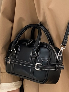 Sac bowling rétro noir avec surpiqûres blanches et bandoulière réglable pour femme