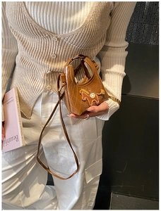 Détail d'un mini sac à bandoulière matelassé marron avec broderie de cheval de dessin animé