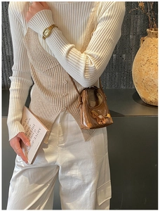 Détail du mini sac en cuir verni marron avec motif cheval 3D et texture matelassée