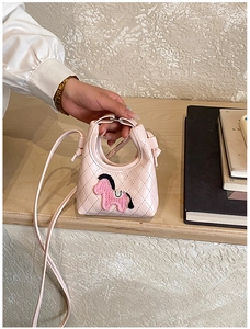 Détail macro du mini sac à main matelassé rose avec décoration cheval mignonne