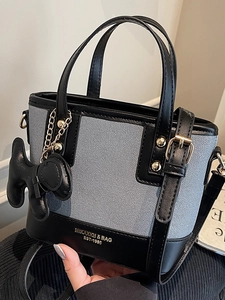 Sac à Épaule Femme Mode en Cuir PU Épissé Sac à Main Bandoulière Minimaliste Rétro Avec Pendentif pour Navette Quotidienne Bureau