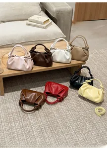 Collezione di borse a nuvola in pelle plissettata in vari colori con manici a nodo
