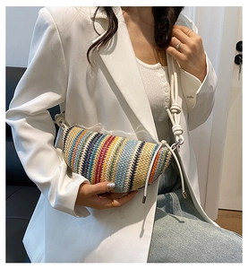 Détail du sac demi-lune tissé à rayures multicolores avec bandoulière en corde blanche
