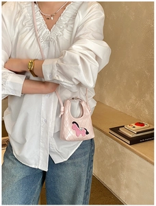 Détail du mini sac rose en cuir PU matelassé avec broderie de poney et fine bandoulière