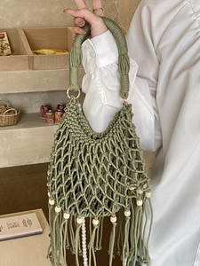 Borsa a tracolla intrecciata verde fatta a mano con nappe boho e dettagli in legno