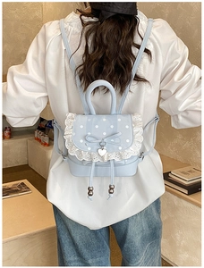 Détail du mini sac à dos bleu clair à pois avec dentelle et décoration de nœud doux