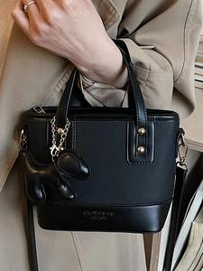 Sac seau minimaliste en toile et cuir avec poignée et breloque chiot de couleur noire