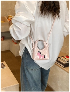 Mannequin portant un mini sac à bandoulière rose clair avec motif poney à paillettes mignon