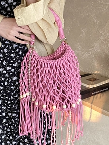 Borsa a tracolla intrecciata rosa con nappe e perline di legno per vacanze estive