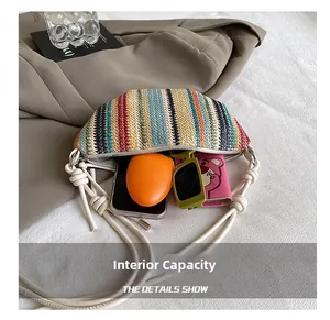 Intérieur spacieux du sac bohème tissé rempli d'objets essentiels du quotidien