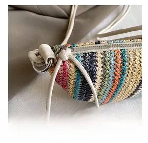 Détail de la texture tissée colorée et de la fermeture éclair en métal argenté du sac