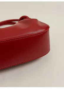 Dettaglio della borsa rossa con base rinforzata per mantenere una forma solida e stabile