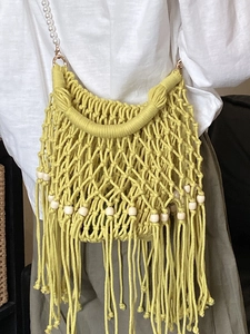 Borsa a tracolla gialla in macramè fatta a mano con perle in legno, nappe e tracolla