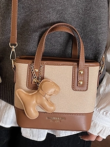 Sac seau rétro bicolore en toile beige et finitions en cuir marron pour femmes