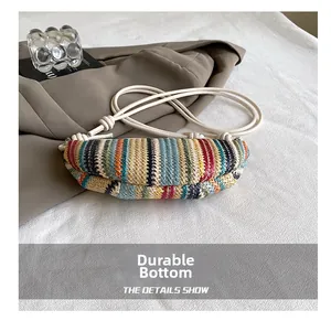 Détail du fond résistant à l'usure d'un sac bandoulière bohème tissé à rayures colorées