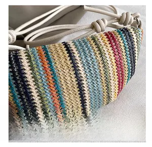 Vue macro de la texture tissée à rayures colorées et de la bandoulière blanche du sac