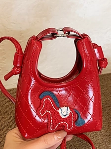 Mini sac à main matelassé rouge avec broderie de cheval et bandoulière élégante
