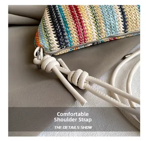Détail du sac tissé bohème avec motif de vagues colorées et bandoulière en cuir nouée