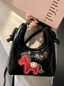 Mini sac à main en cuir verni noir matelassé avec motif poney rouge au crochet