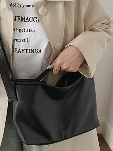 Classic black leather tote bag for women showing a minimalist shoulder bag for commuting