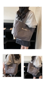 Détails du dos et du côté du grand sac cabas en toile gris foncé avec motif à carreaux