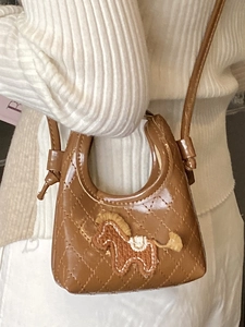 Mini sac bandoulière en cuir matelassé marron avec un joli écusson cheval en tricot