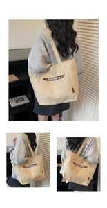 Vues détaillées du sac cabas en toile beige avec poche à carreaux marron et bandoulière