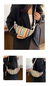 Détail du sac bandoulière tissé à rayures colorées avec bandoulière nouée blanche