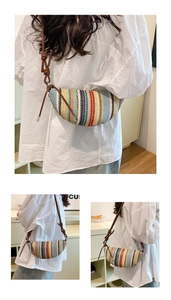 Détail du sac demi-lune tissé multicolore avec bandoulière en cuir nouée sur chemise blanche