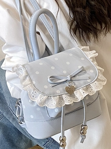 Sac à dos bleu clair à pois avec bordure en dentelle blanche et nœud papillon