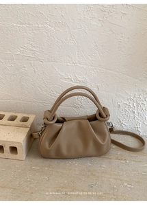 Borsa a nuvola plissettata kaki minimalista con manici rotondi e tracolla con fibbia in metallo
