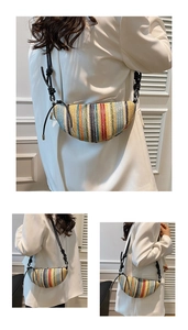 Détail d'un sac demi-lune tissé à rayures colorées doté d'une bandoulière à nœuds noire