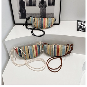Détail de sacs à bandoulière tissés à rayures bohèmes sur un présentoir blanc élégant