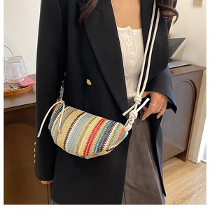 Sac bandoulière tissé à rayures en forme de croissant avec bandoulière en corde porté