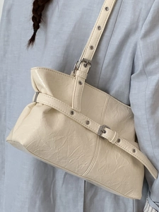 Borsa tote beige vintage con occhielli in metallo e tracolla regolabile in pelle