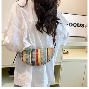 Détail du sac à bandoulière demi-lune tissé coloré bohème dans un cadre de style de vie
