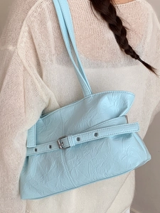 Borsa tote celeste in ecopelle con fibbia e stile vintage indossata dalla modella