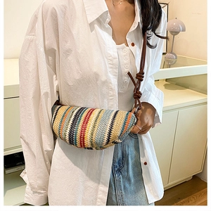 Détail d'un sac bandoulière tissé à rayures colorées avec fine lanière en cuir marron