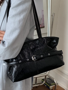 Borsa tote retrò nera in pelle verniciata lucida con dettagli in fibbia metallica