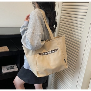 Sac cabas chic en toile beige avec poche à carreaux et imprimé Midolai Bag porté