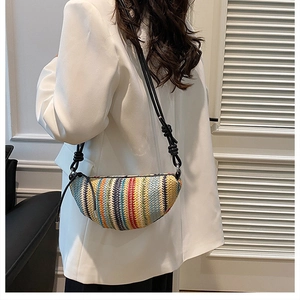Détail du sac croissant tissé coloré présentant un motif de rayures verticales