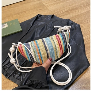 Détail du sac demi-lune tissé coloré avec rayures et bandoulière en corde à nœuds